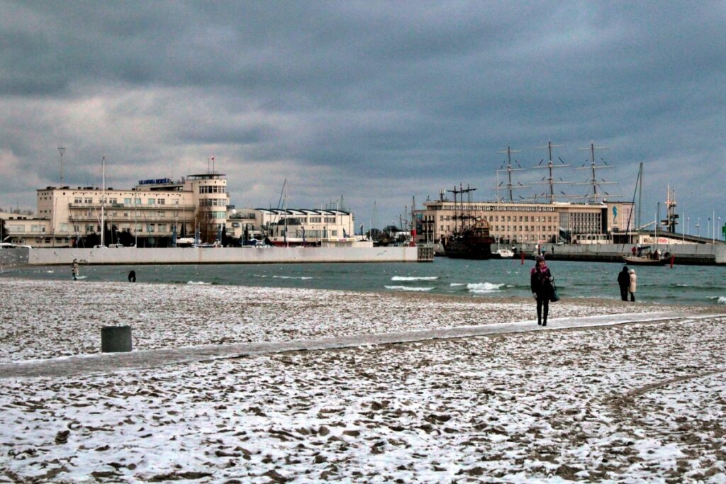 Widok z plaży przy bulwarze w Gdyni, fot. Waldemar Kaiser