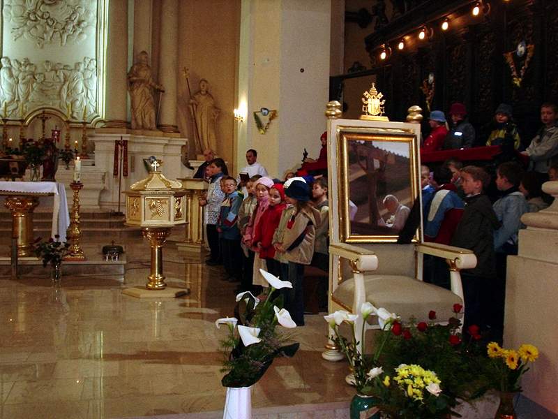 Trójkowe pożegnanie Jana Pawła II w 2005 roku w kościele NMP w Wągrowcu, fot. Waldemar Kaiser